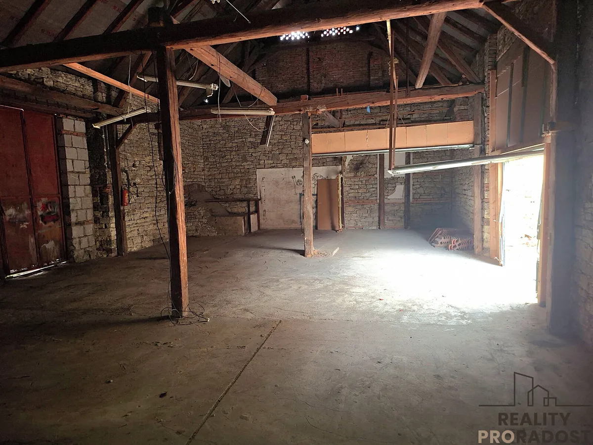 Pronájem skladového prostoru 334 m²